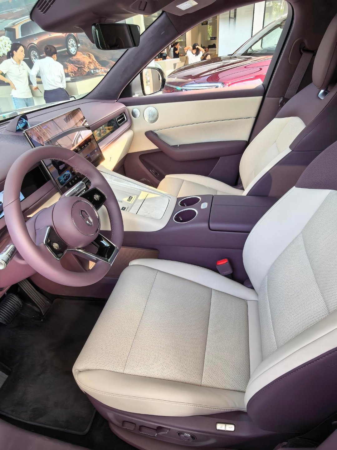 天幕带电控调光防晒，大晴天不用贴遮阳帘也能把透光压暗，后排娃午睡不怕刺眼。二排靠