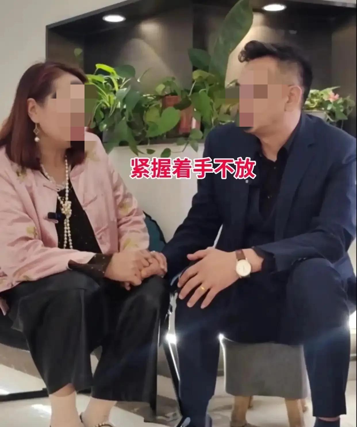 安徽，一女子与丈夫离婚后，在媒人的介绍下，与初恋相遇，时隔20年，两人紧握双手，