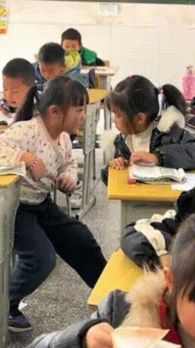 这两张图片好像很好的诠释了人生60年从小闺蜜到老闺蜜好多网友看了纷纷留言:必