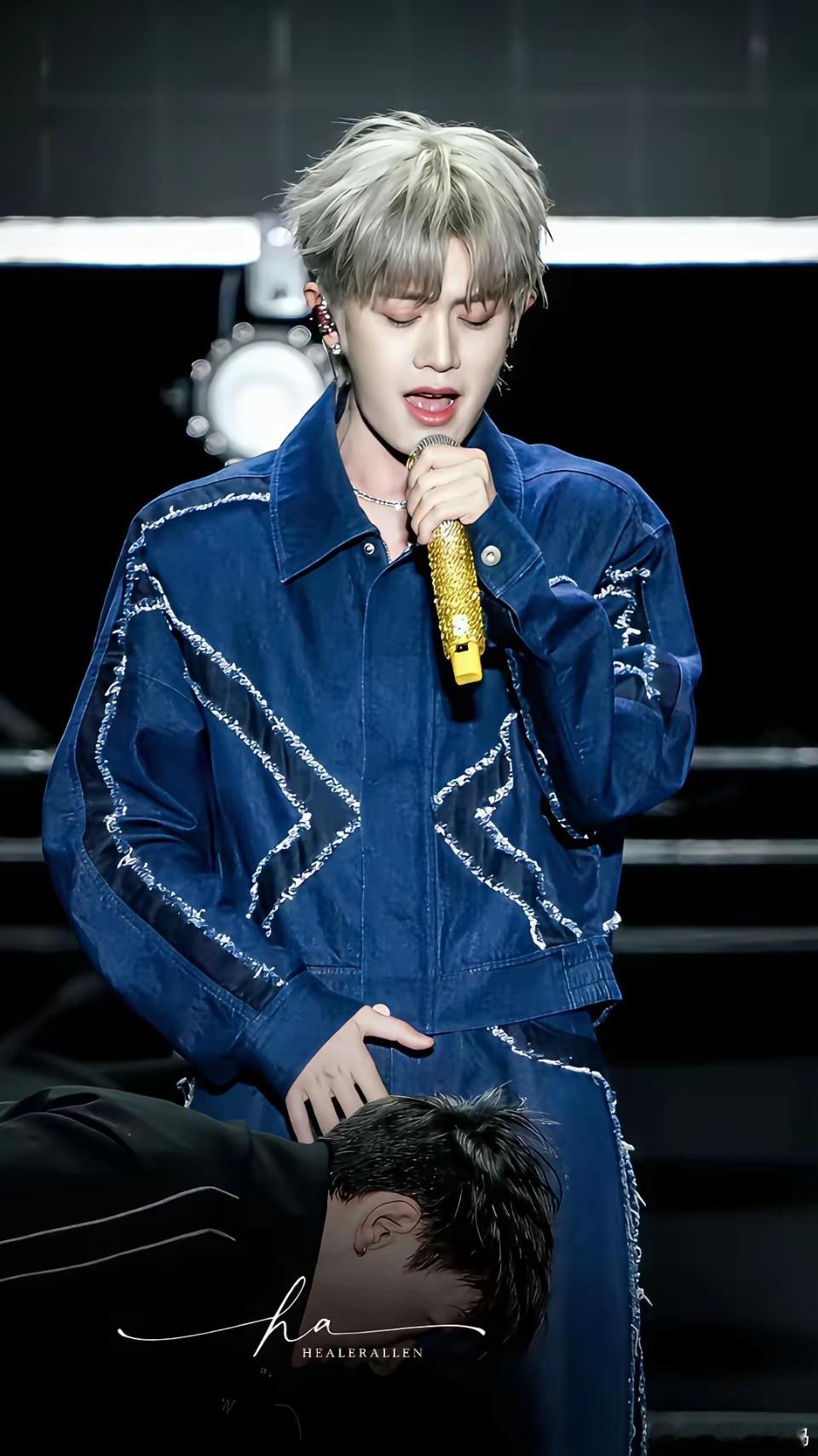 懂这种心情！一边被任嘉伦的金色话筒和舞台魅力拿捏，一边又忍不住替他捏把汗～其实歌