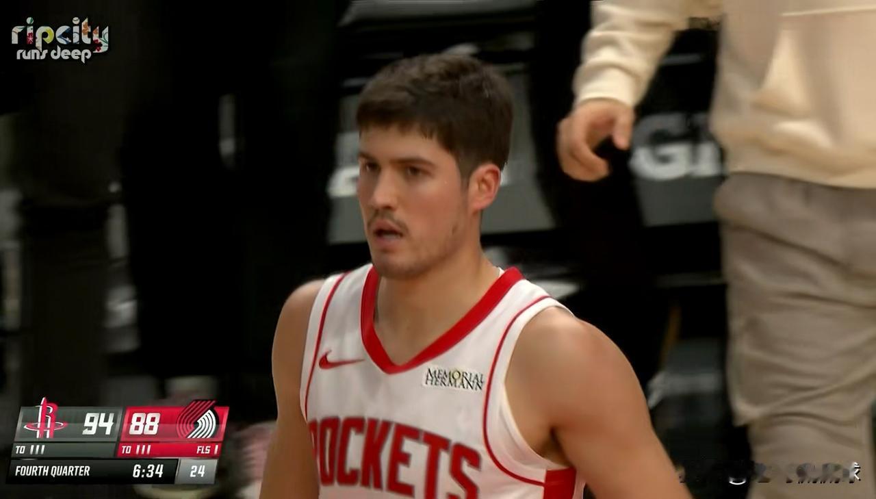 我忍不住要怒批火箭小将谢波德，小小年纪就养成了浪投的坏习惯！在今天火箭客场以10