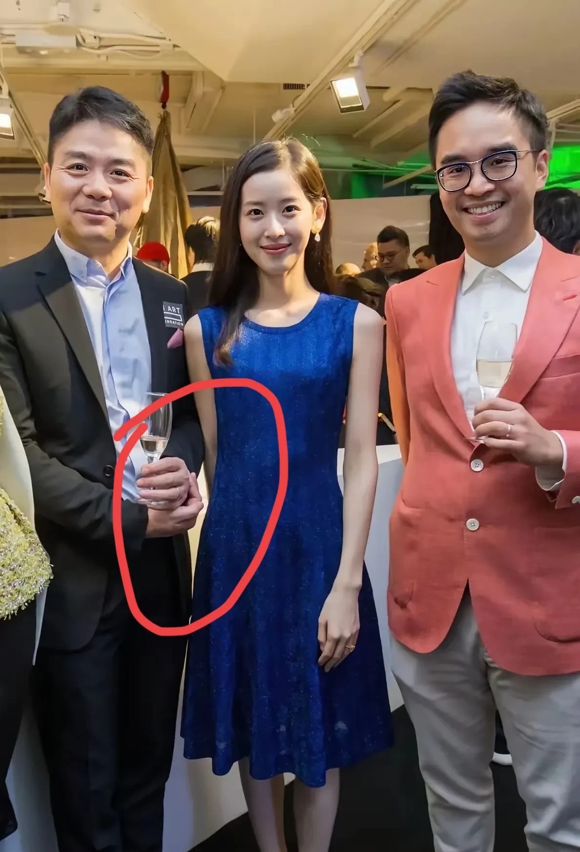 章泽天和东子的合影，不看不知道，一看吓一跳呀，作为东子的老婆，章泽天竟然合影