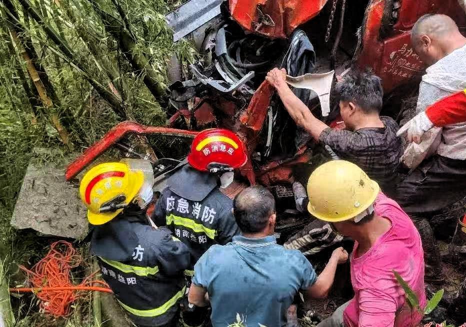 他们灭完了火，却没能回到家2月19日16时许，湖南省新化县炉观镇。几名消防员