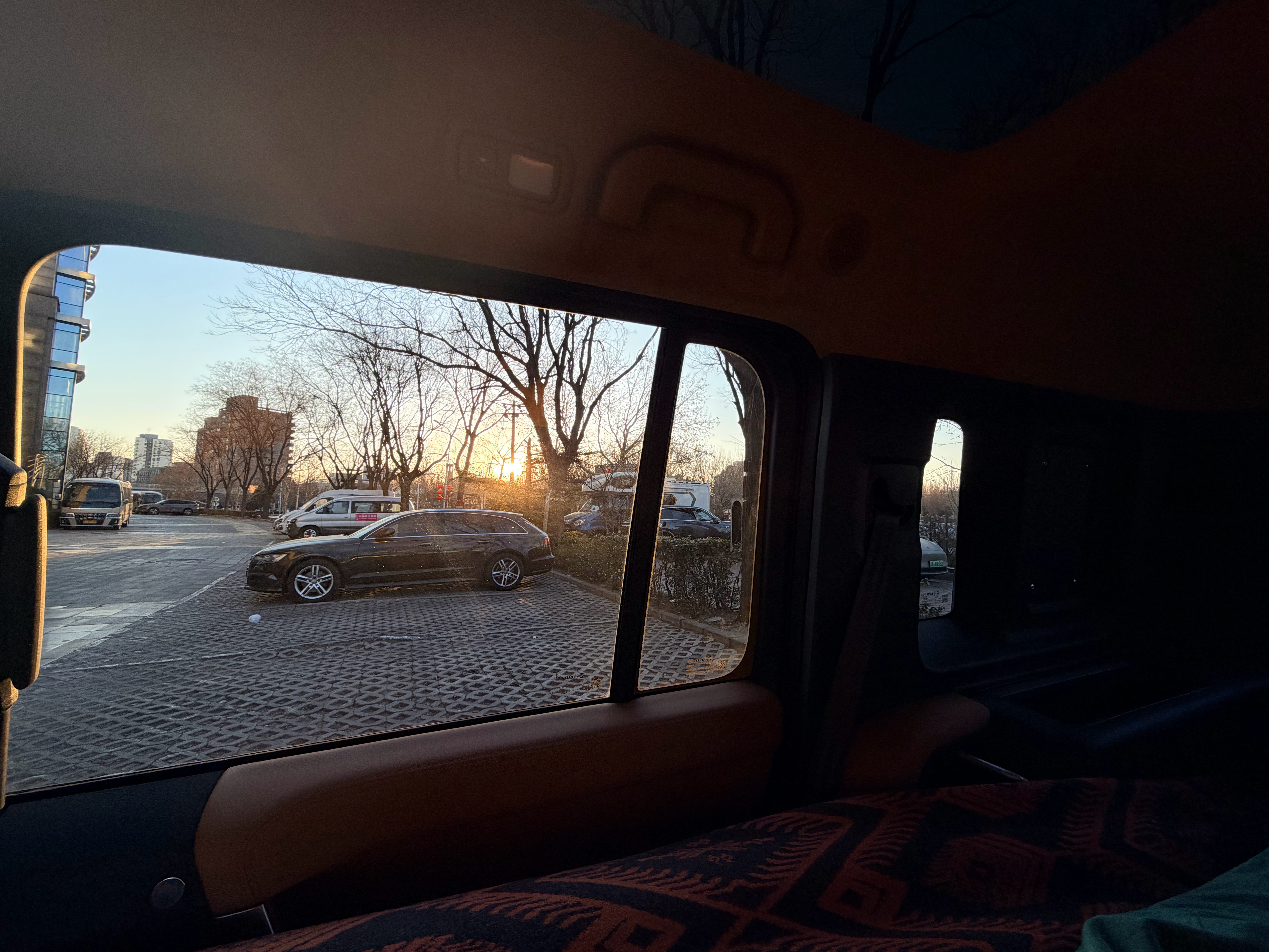 睡车里不是啥高端生活，只是一种不一样的生活。