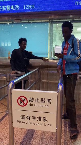 网友看到两名黑人男子正在火车站售票窗口购买火车票？看他们满脸疲惫的样子，应该是