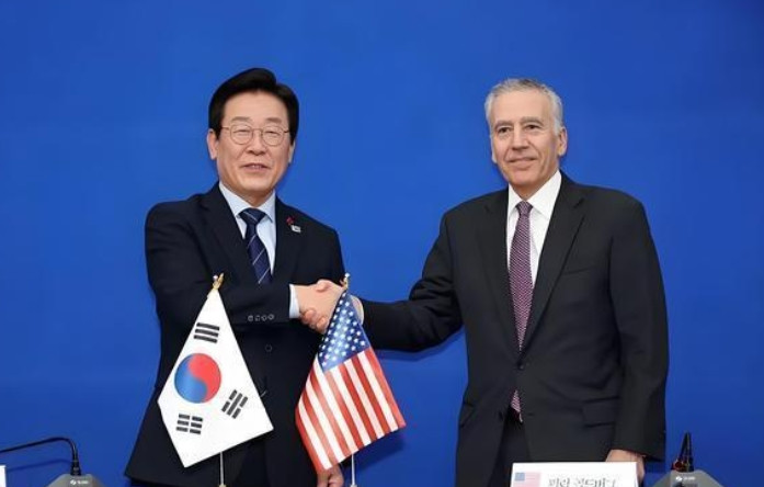 韩国为啥反华？韩国教授一语道破根源。他说：以前我们觉得美国能压制中国。可现在听到