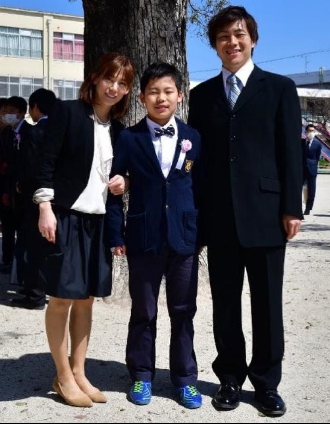 松岛辉空的父亲松岛卓司和母亲松岛由美都是80后，都还挺年轻，父亲帅气，母亲漂亮大