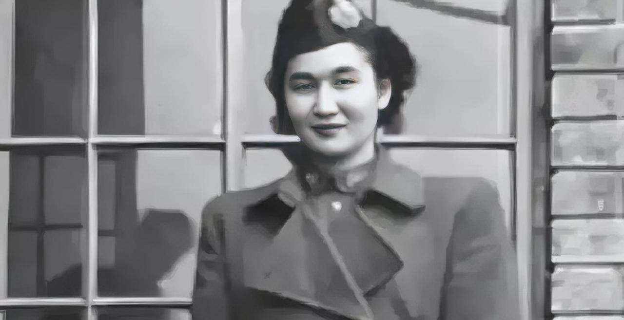 1940年，地下党员康乃尔在茶楼接头打牌，军统上尉王化琴上前拍他肩膀，示意换自己