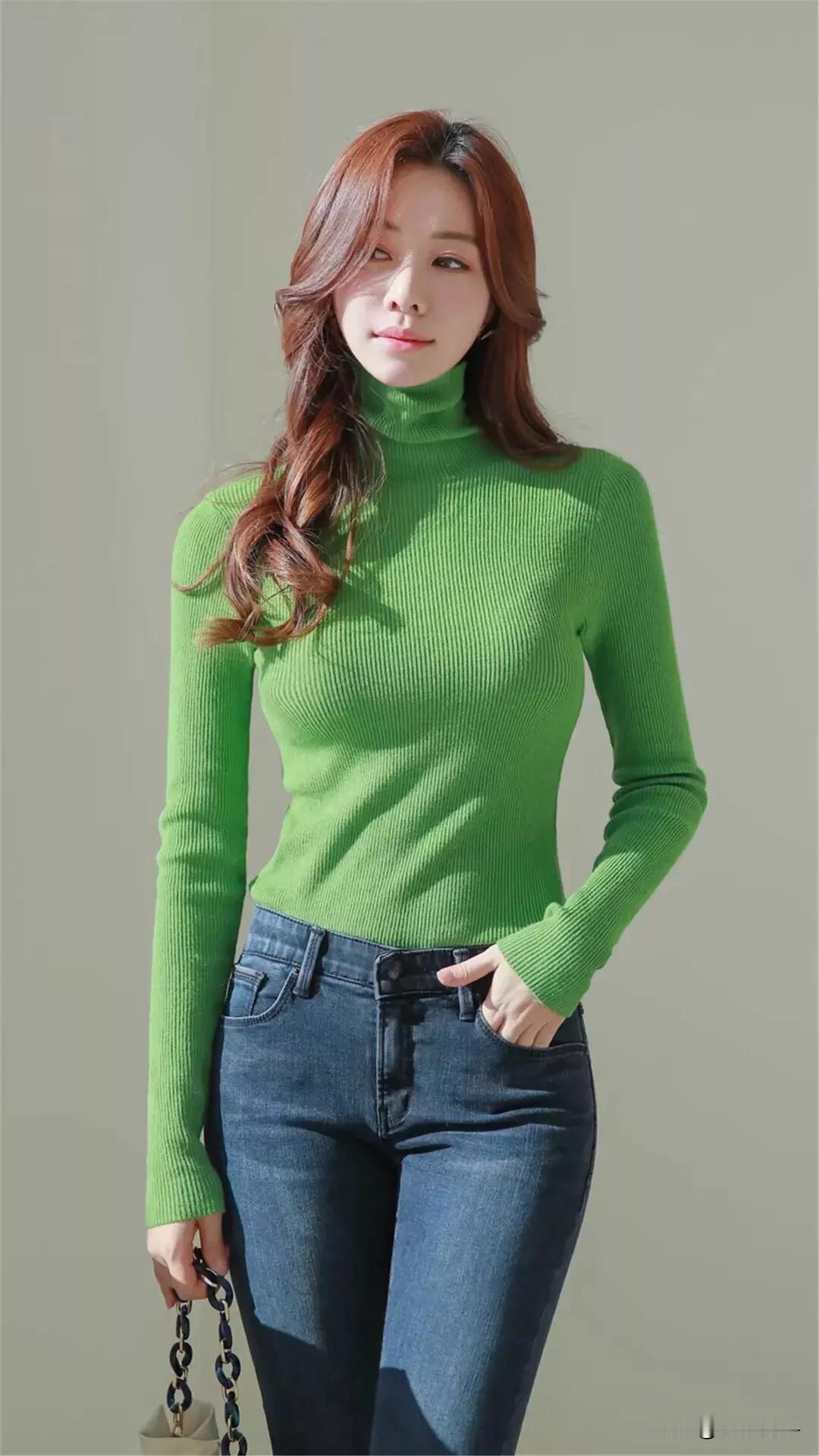绿色高领毛衣配牛仔裤这清新穿搭，简直绝了！好多女生不敢碰绿色衣服，觉得难搭，可这