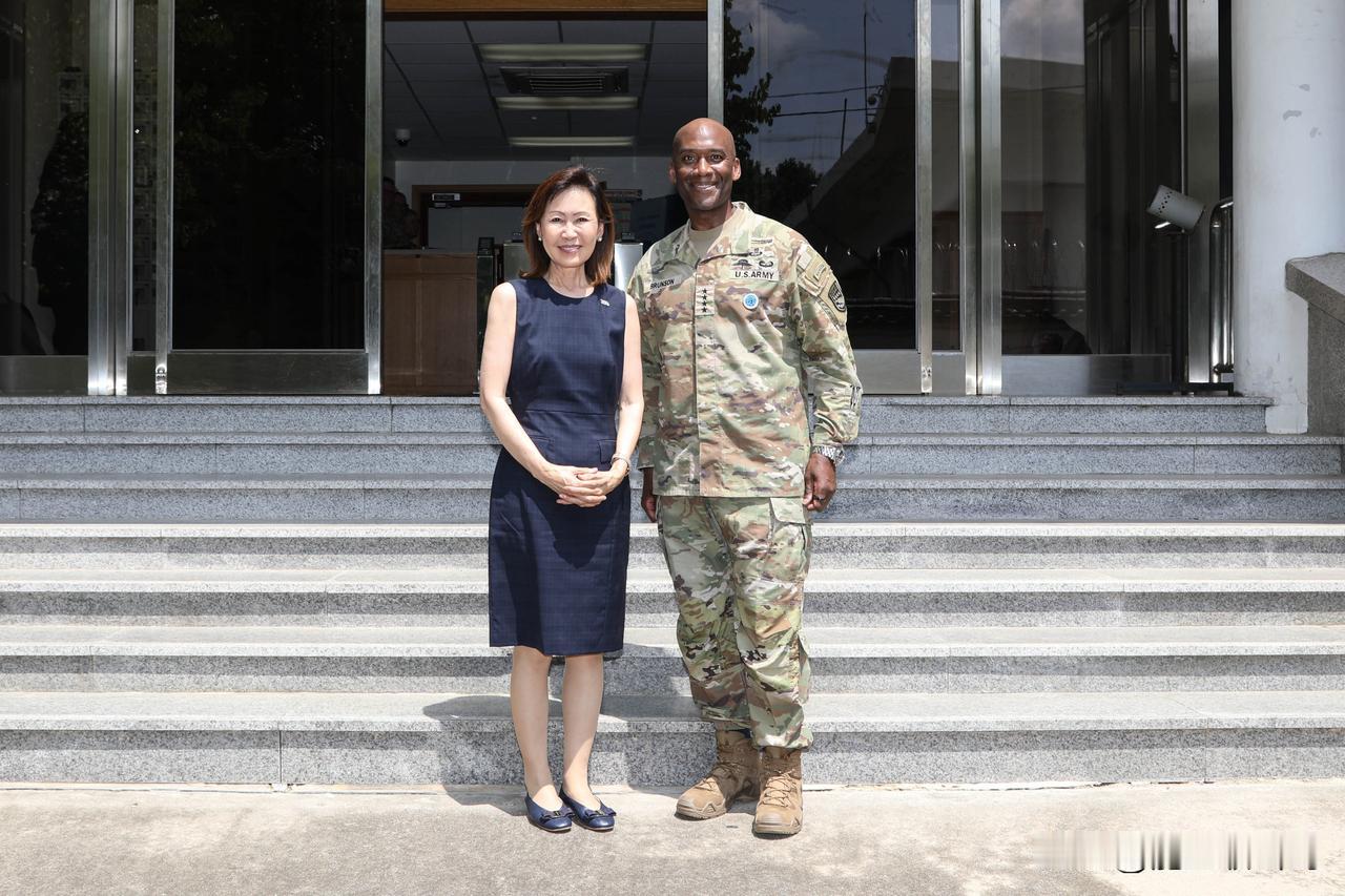 文官配武将，韩国太上皇。美国新任驻韩大使米歇尔·斯蒂尔拜会驻韩美军司令布伦森，这