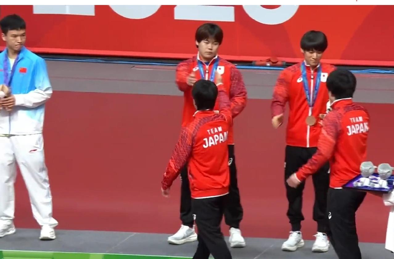 张本智和的父亲张本宇受到了日本乒协的处罚，也影响到了张本智和，在亚运会男双颁奖仪