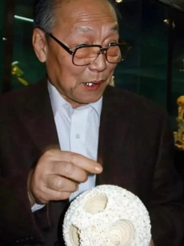 1915年，在巴拿马万国博览会上，日本制造的鬼工球比中国的鬼工球多出一层，眼看，