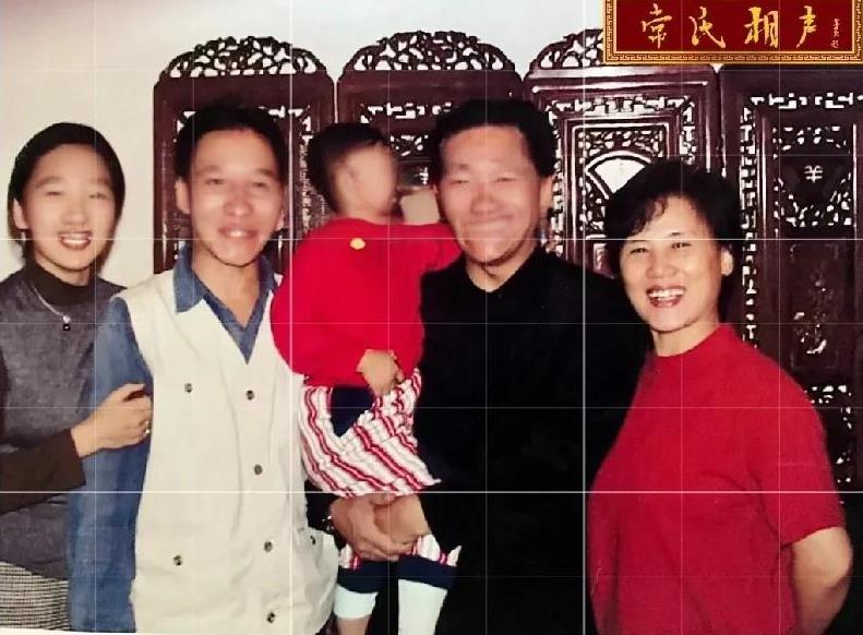 侯耀文是侯宝林先生的小儿子，常宝丰是常连安先生的小儿子。常家和侯家是父一辈子一
