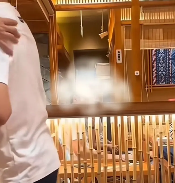 贵州贵阳，女子与朋友用餐时，旁边男客人前来敬酒，女子予以拒绝。男子的同伴见此情形