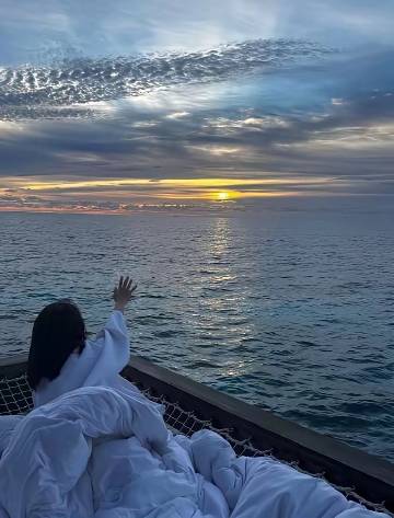 蔡少芬躺在海上的那张网，到底有多贵，扒了一下，真不是普通人能碰的