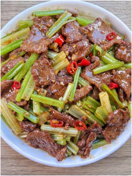 我妈手把手教我的泡椒芹菜炒牛肉！​​​