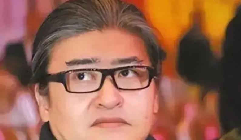 刘欢中秋后走了，63岁满屏悼念里才翻出他亲弟弟：相差10岁在北京电台当了20年主持人，不蹭哥半点光反