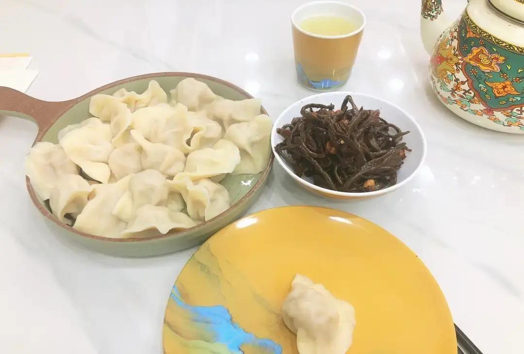 我下楼吃饺子，吃完脑子放空直接走人。回家摸手机没扣款记录，才想起17块8的账没