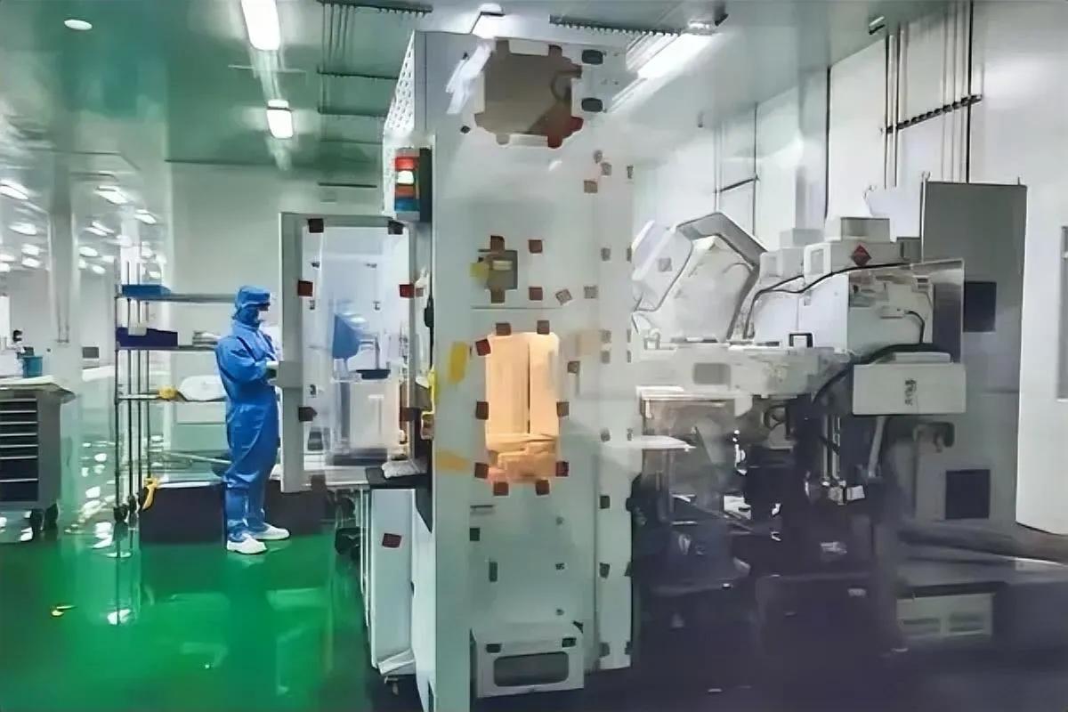 美企无耻+家贼难防！新加坡联合早报今日报道：“中国半导体设备龙头屹唐半导体起诉了