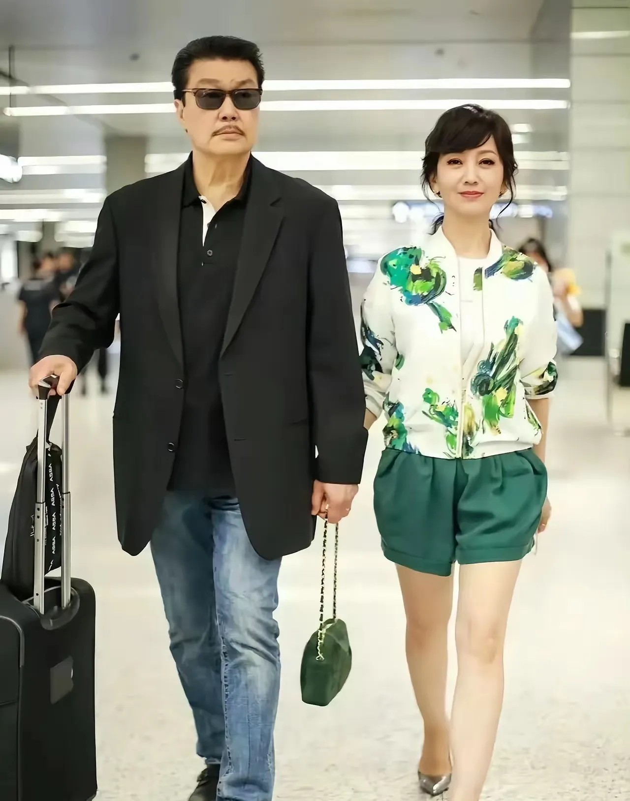 70多岁也不是小年纪了，应该穿得端庄大气一点，穿这一身，尤其是短裤，你们感觉怎么