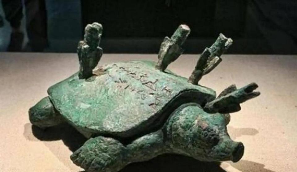 河南老农钓鱼钓上来个“青铜乌龟”，背上还插着4支箭，专家一看估值18亿！20