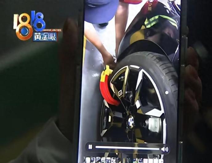 杭州萧山泊林春天小区的洪女士租了车位正常停车，却被保安私自上锁，理由是占了物业"