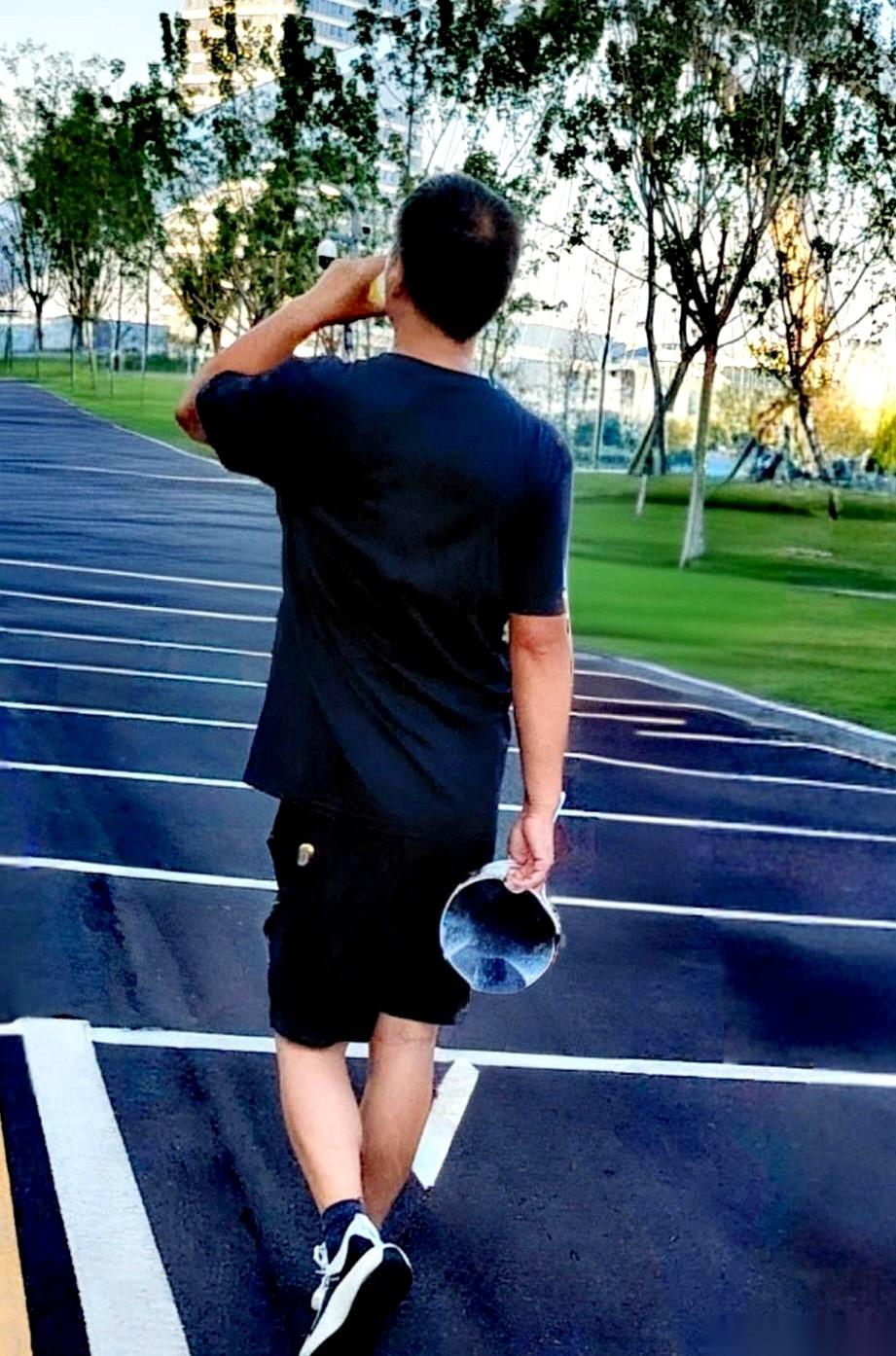 37岁，烟草公司，收入不错。跟一漂亮姑娘约会，天儿挺热，他渴了。然后……他就