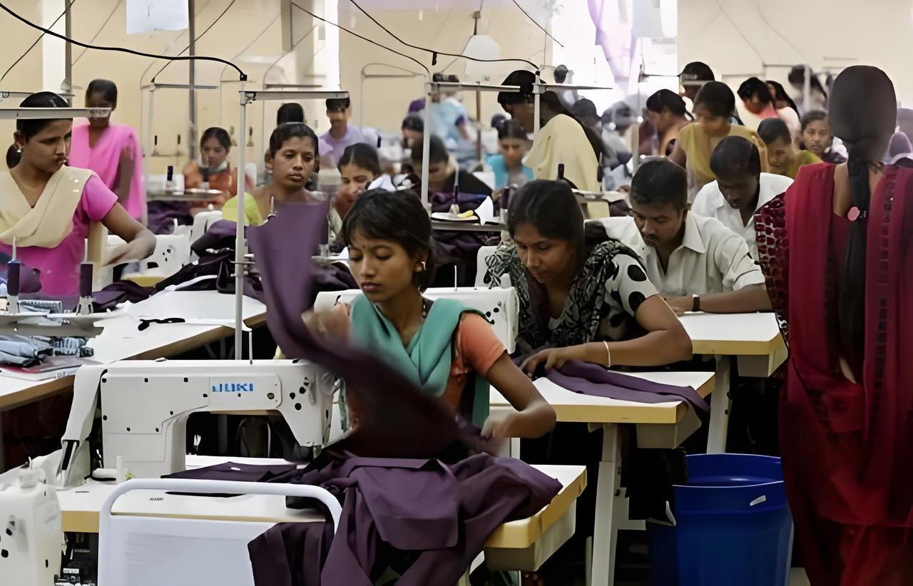 印度和俄罗斯优势互补很明显。俄罗斯国土面积世界第一，超过1700万平方公里，