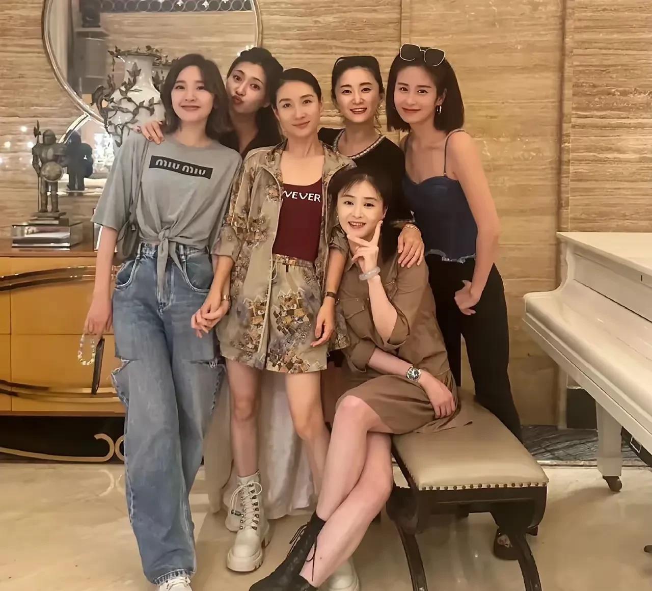 这是饰演甄嬛传的6位演员的合影照，各有各的气质，每一位都是大美女。我个人认为最漂