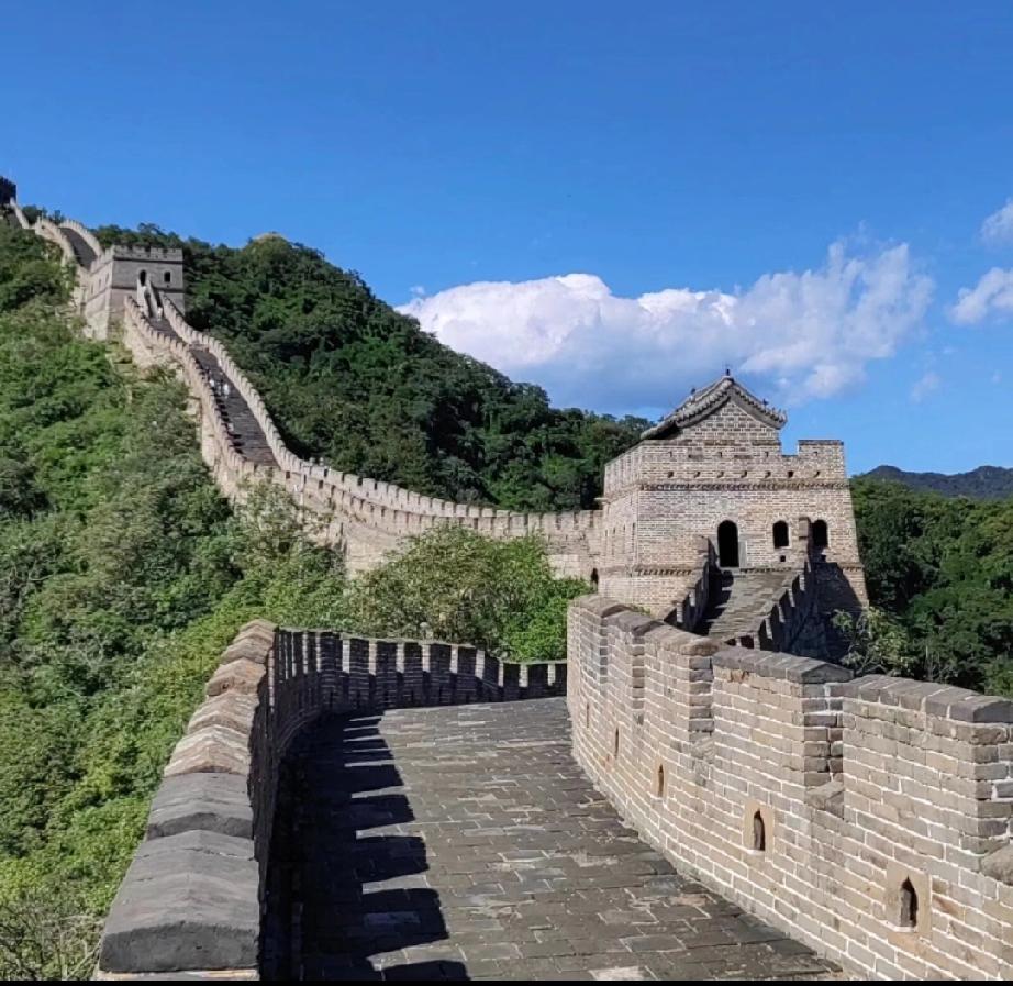 很早就听过昭君出塞的故事，等上学后又读到范仲淹的词，“塞下秋来风景异。衡阳雁去无