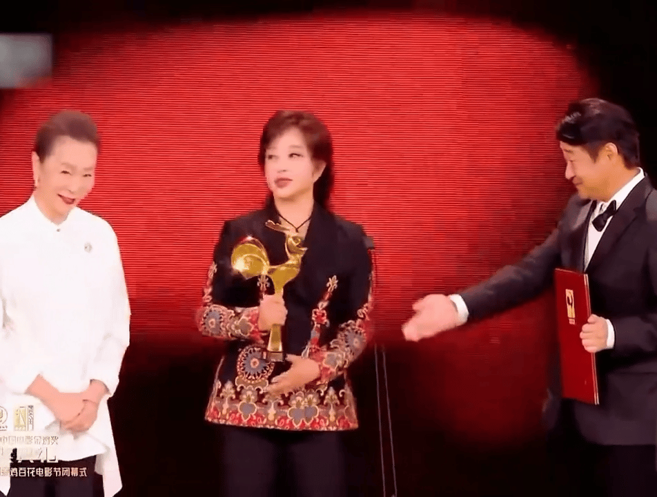 夸刘晓庆我都夸腻了奚美娟这次翻车她又被夸了现在知道为啥刘晓庆被称中国第一女星