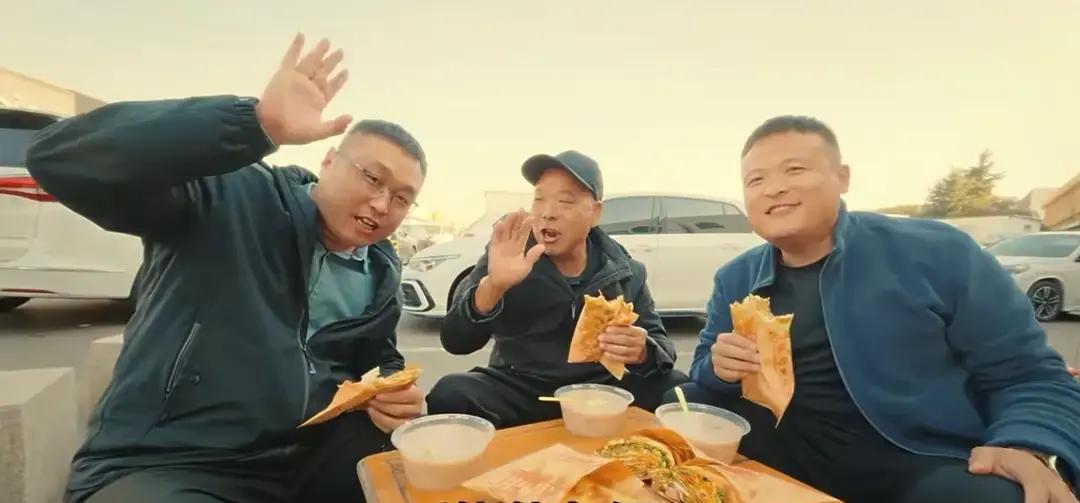 四叔的车牌号下来了，非常意外吧是“鲁Q825SH”，很多人不理解为什么选这个数字