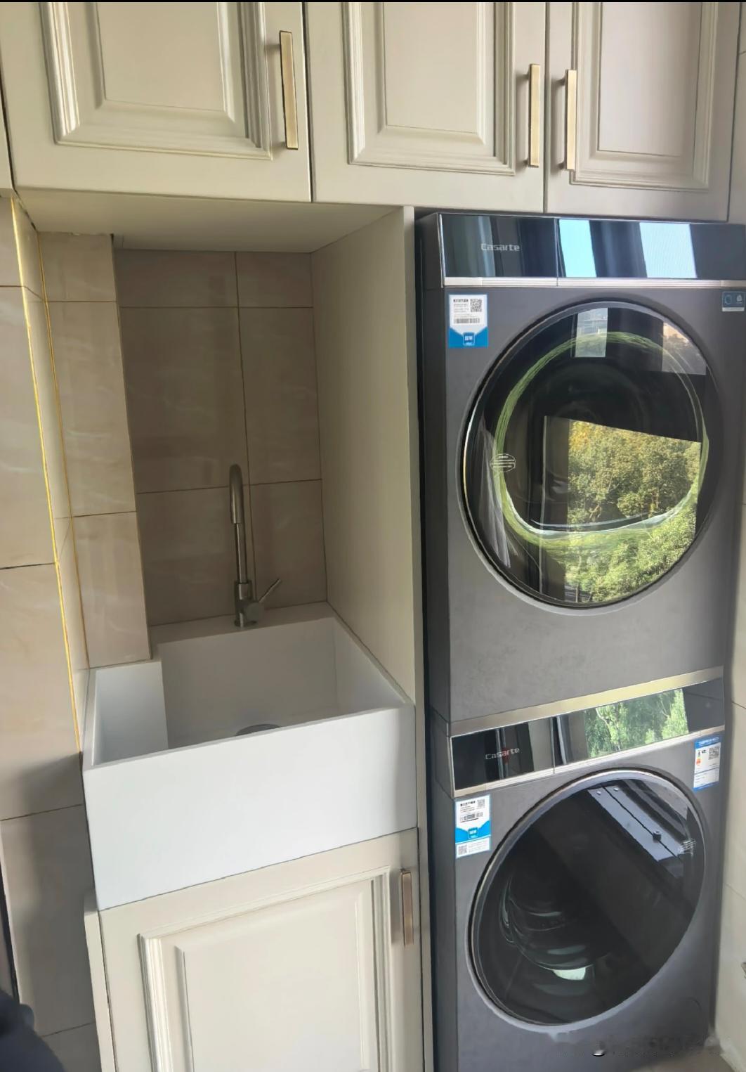 异形小空间里的洗衣台盆还得是定制。小空间，真没想到还可以折腾出来这么大一个洗