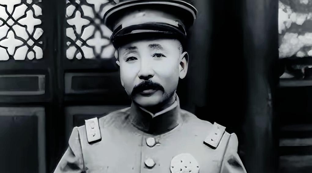 张作霖路过一个修鞋摊，见鞋匠干活慢，抬脚就踢了一下。鞋匠反手就给了他一巴掌，骂道