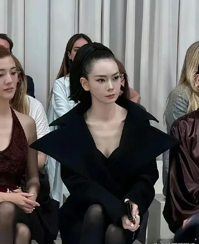 看到戚薇的头皮真的替她揪心，为了美也太拼、太下狠功夫了！