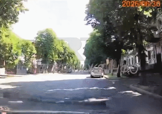 【行车记录仪实录俄军对乌轰炸瞬间】随着前线局势推进，俄军正加大对扎波罗热的攻势