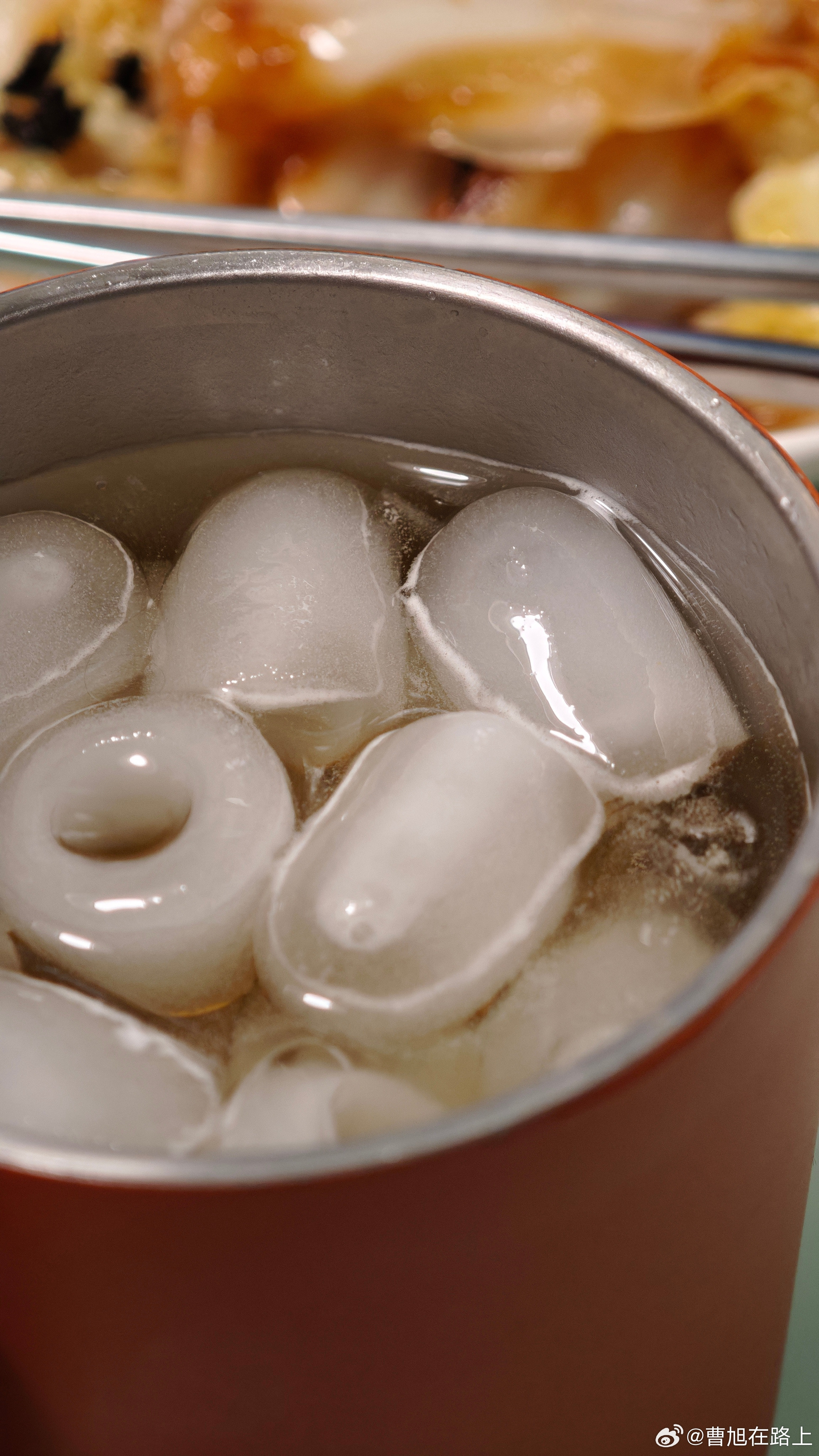 冰乌苏+媳妇牌红烧肉美食兄弟们先干为敬了​​​