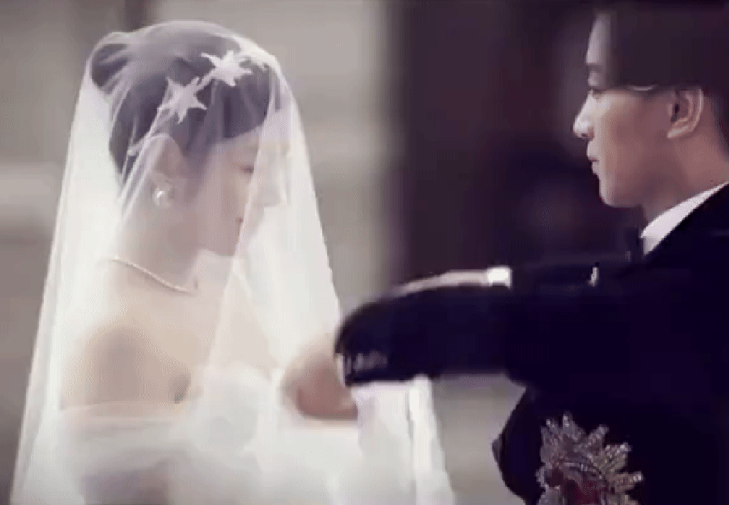 复刻婚纱吻，翻车跨年零点，黄子韬单膝，徐艺洋白纱，吻得响亮。弹幕瞬间炸锅：