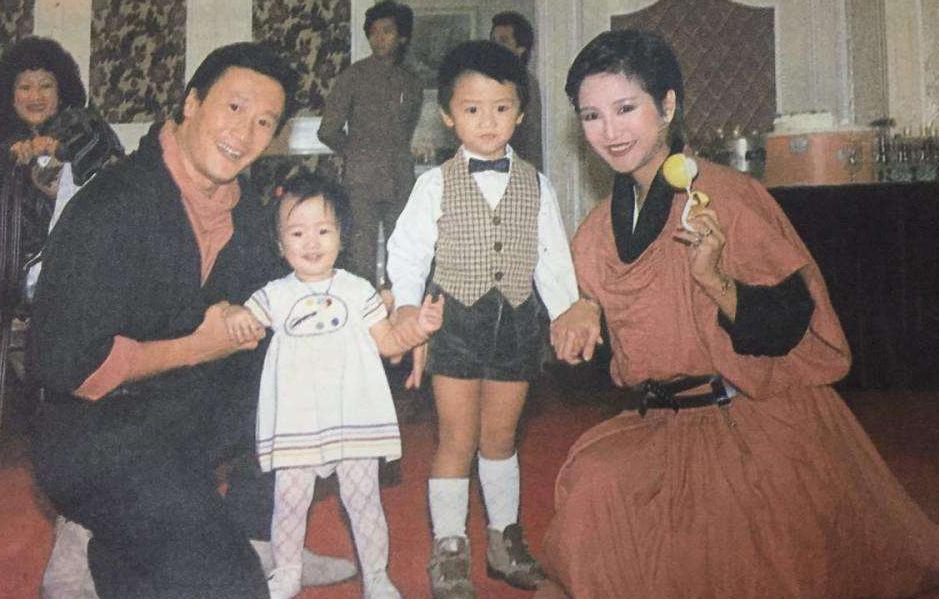 谢霆锋爸妈很会赚钱呀，他们兄妹俩小时候都住豪宅坐香车了，有钱人家的娃，衣食无忧吃