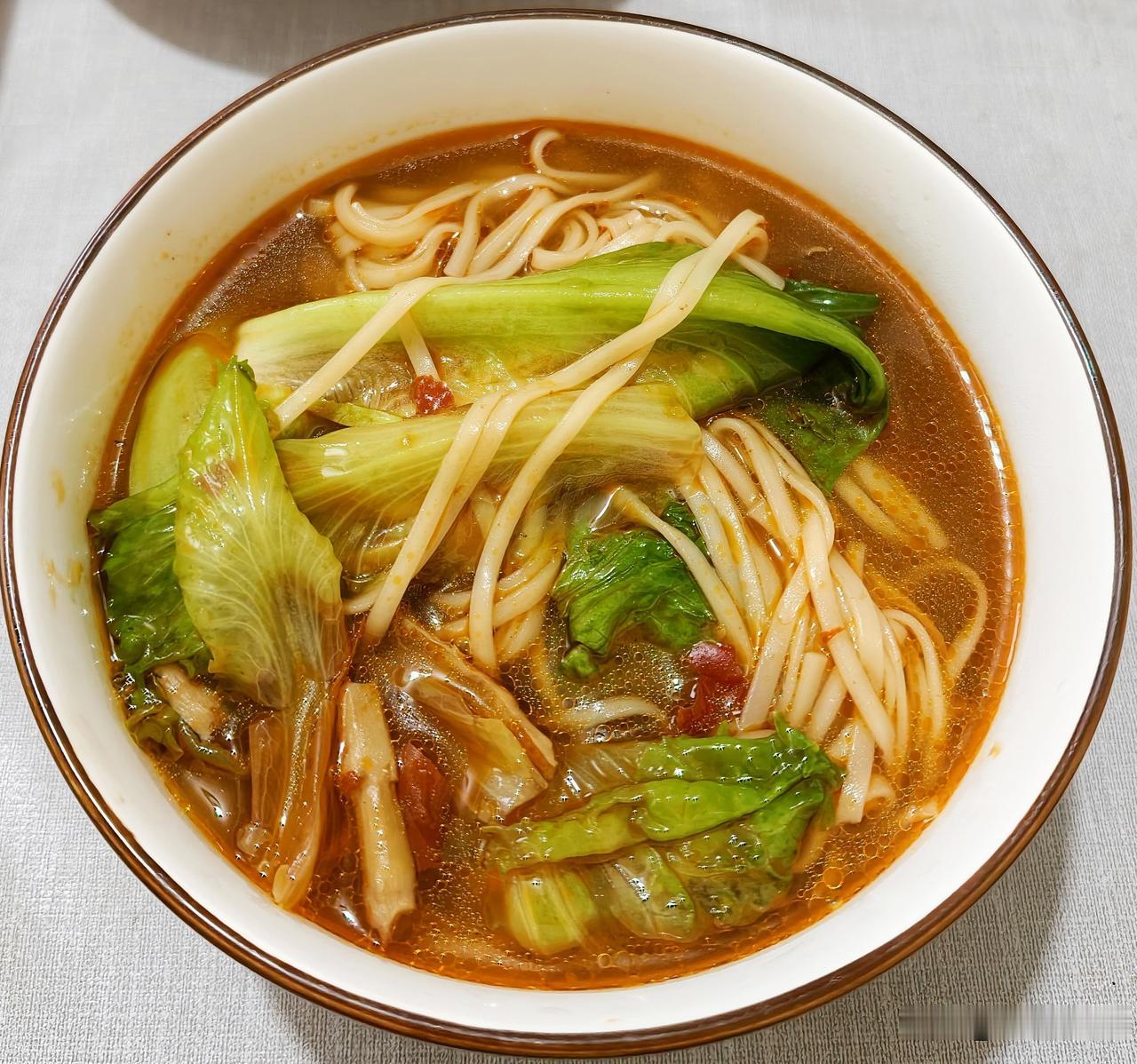 微微凉意，一碗热乎的面条，还是一碗用牛油火锅底料煮出来的面条，喜欢，很喜欢这样的