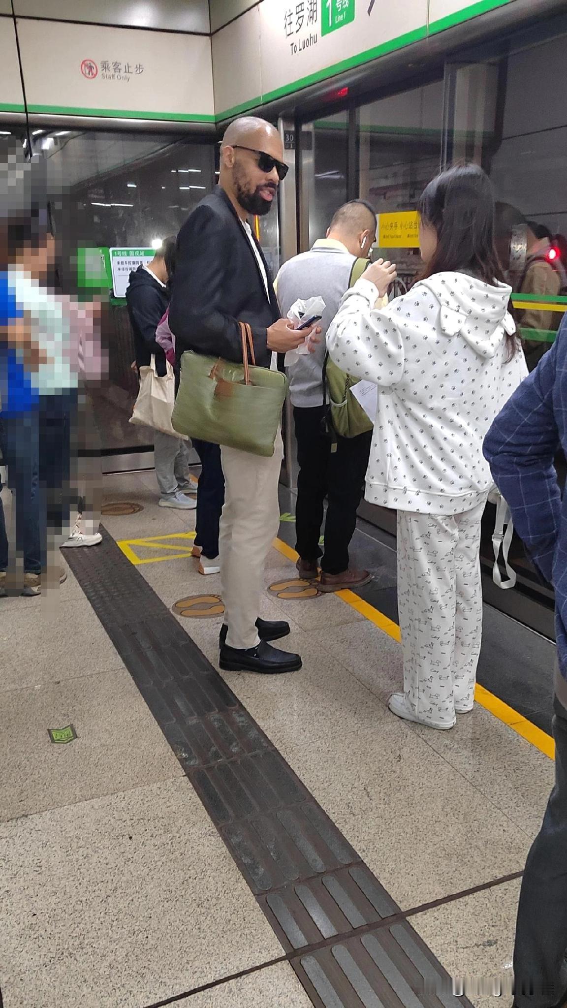 总见这黑人搭讪小姐姐，有人怼脸拒绝，有人却聊得美滋滋！这反差也太有意思了！