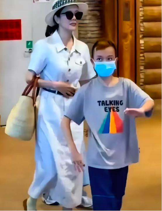 汪涵的老婆杨乐乐带孩子外出，可身边的孩子真的越看越奇怪，行为举止都不像是正常的孩