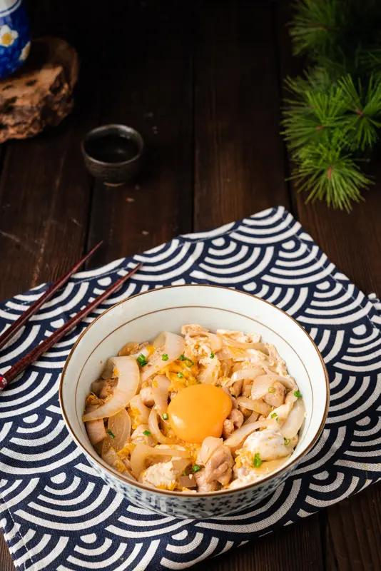 日本鸡蛋价格飙破纪录！国民美食鸡蛋拌饭成奢侈品，普通人连加个蛋都要犹豫家人