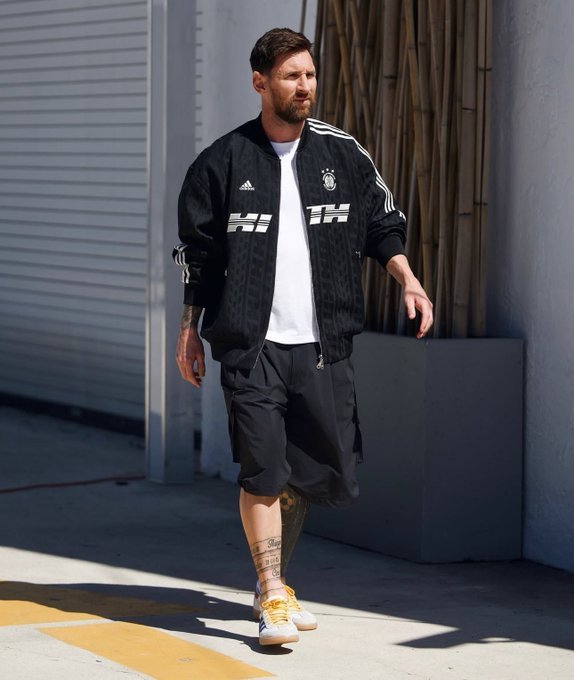 🎬今天有人看到梅西和歌手坏兔子在迈阿密拍摄什么东西。[思考]主要我梅这身衣服