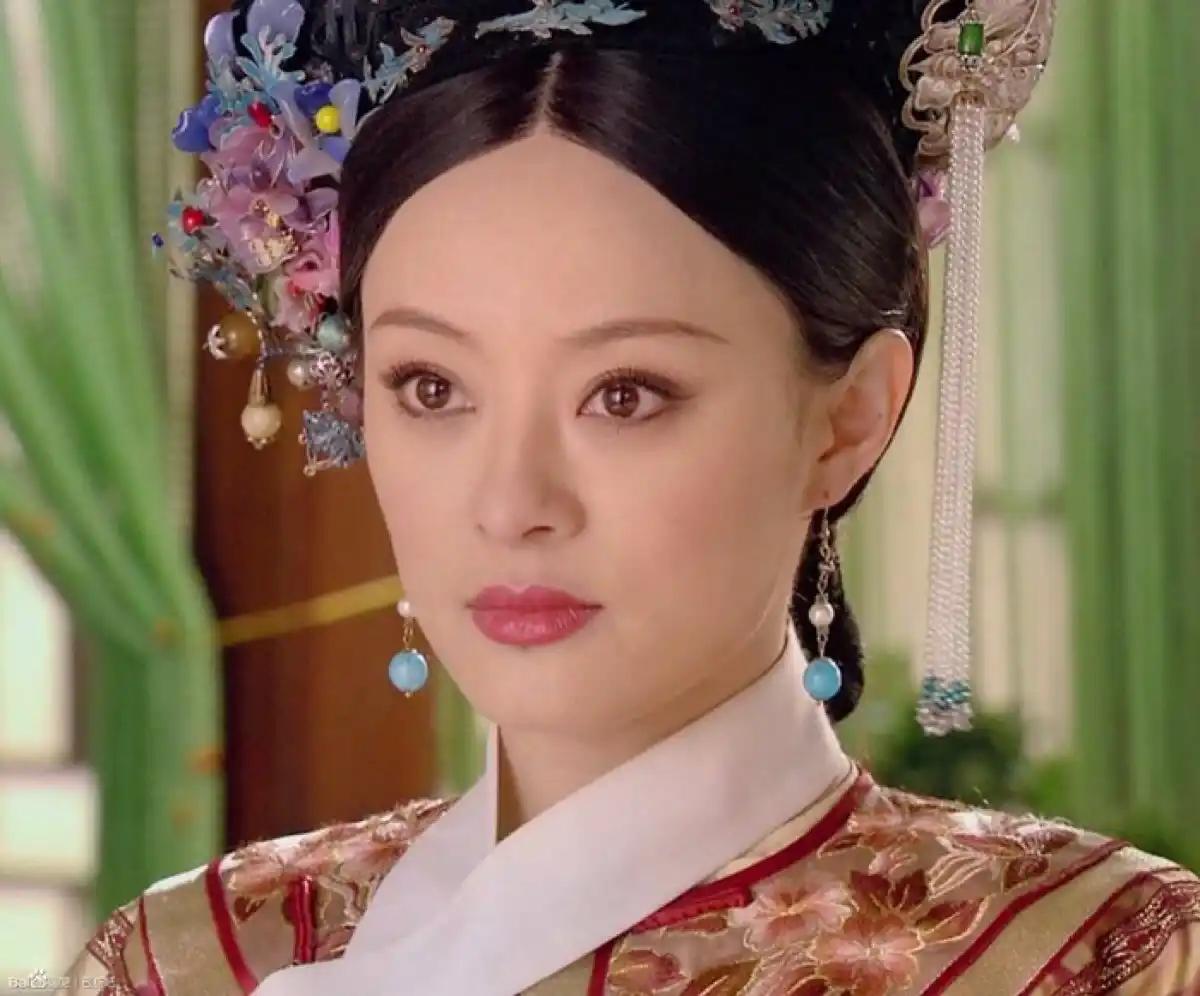 她不仅聪明，情商还高。《甄嬛传》里，皇上，皇后听沈眉庄汇报后宫每月的开支情况