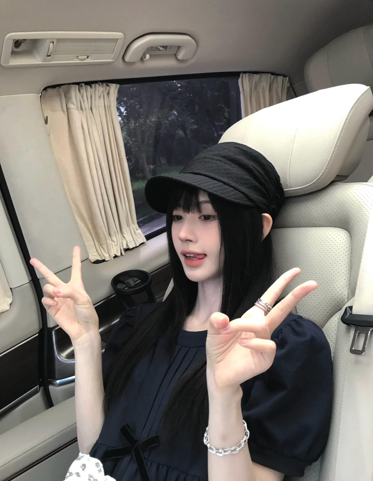 甜酷松弛感，小鞠这套日常造型好有辨识度
