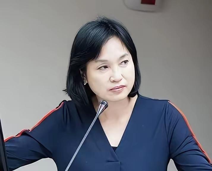 蓝营最难堪的沒过于柯志恩了，她是否忌恨自己是个不识时务的刺头？被一众蓝营大佬甩