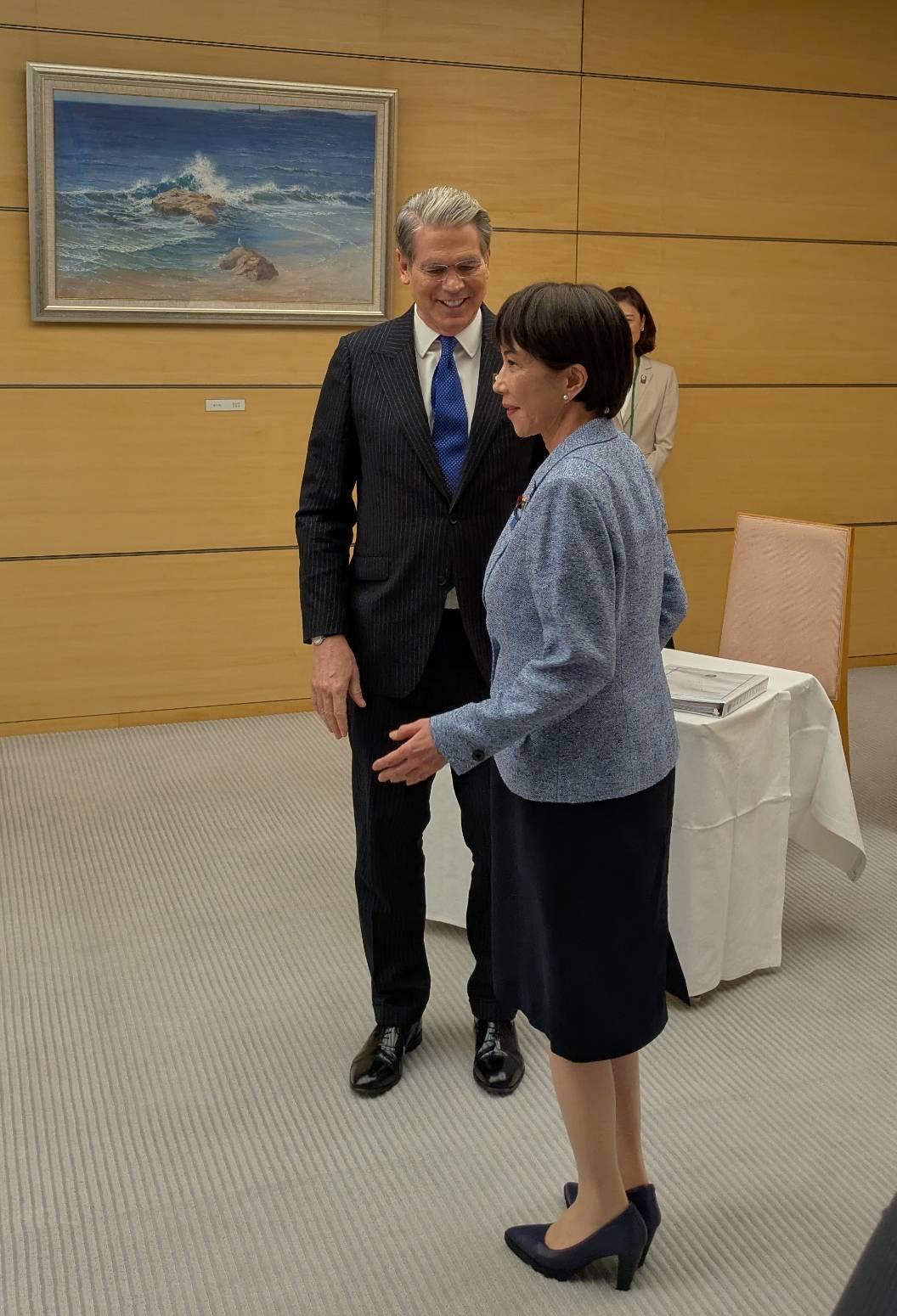 美国财长贝森特今天（5月13日）写道：“由于特朗普总统和高市早苗首相之间牢固的纽
