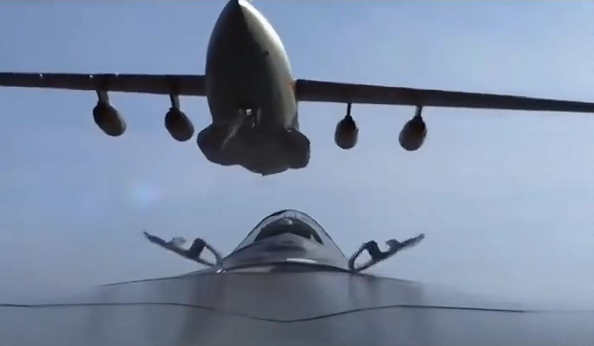 中国公布这一画面后，美国彻底不吹了！中国没有空中加油技术时，美军天天炫耀自己