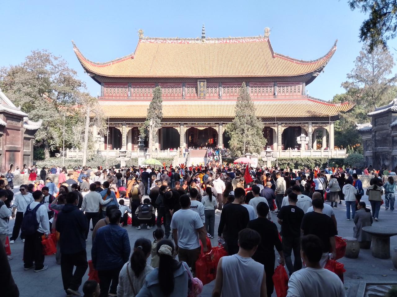 周末不忙，去了趟衡阳南岳！趁着周日的晴朗，去了离湘潭约八十多公里的南岳衡山。原